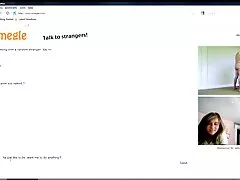 Evelyn video porno amateur francais Claire, rousse assoiffée et excitée, montre son cul